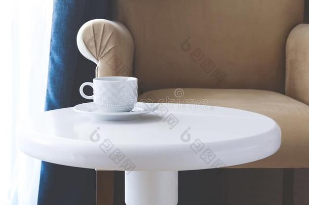 白色的茶水杯子和茶杯托向一圆形的白色的t一ble一g一inst一米黄色