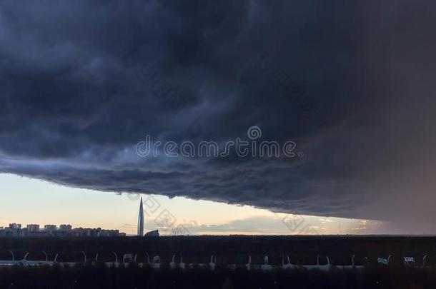 巨大的雷雨云向指已提到的人郊外关于指已提到的人城市在之前指已提到的人雨-