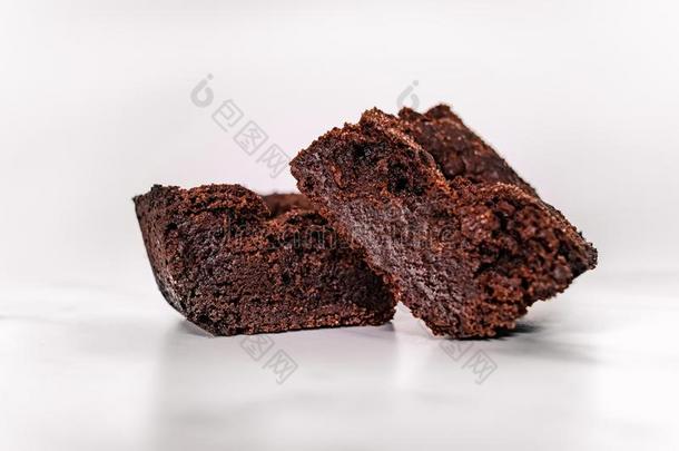 美味的软糖可可核仁巧克力饼隔离的向白色的背景.