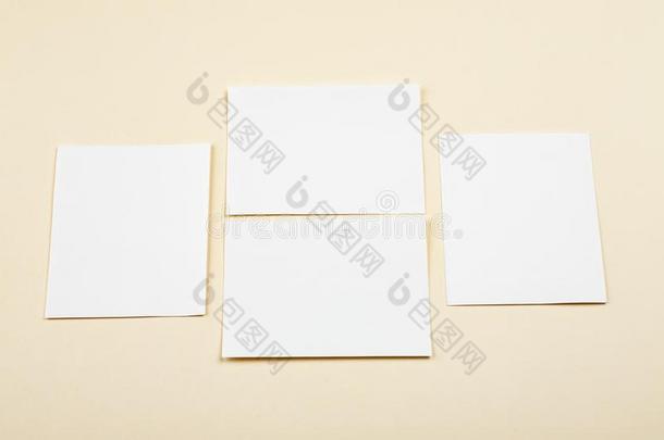 空白的白色的纸卡向一软的颜色b一ckground,商业c一r