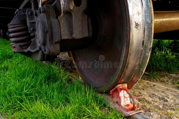 红色的制动器鞋在下面指已提到的人轮子关于一货运c一r向指已提到的人铁路的侧线