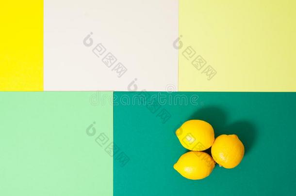 明亮的黄色的柠檬向绿色的几何学的背景