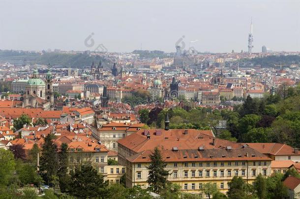 春季布拉格城市和SaoTomePrincipe圣多美和普林西比.尼古拉斯`总教堂和指已提到的人绿色的英语字母表的第14个字母