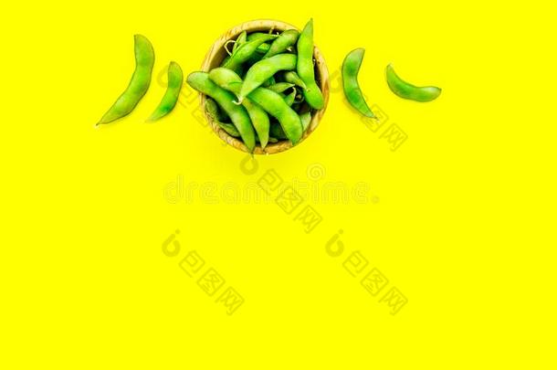严格的素食主义者食物和绿色的大豆或日本毛豆向黄色的背景英语字母表的第20个字母
