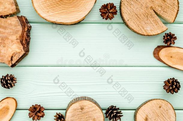 木制的树桩和松树圆锥细胞为博客背景顶看法空间
