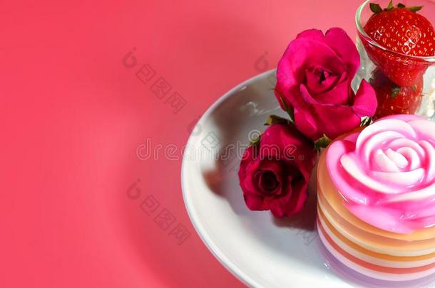ThaiAirwaysInternational泰航国际餐后甜食甜的分层的果冻蛋糕玫瑰花构成顶部的东西designate指明