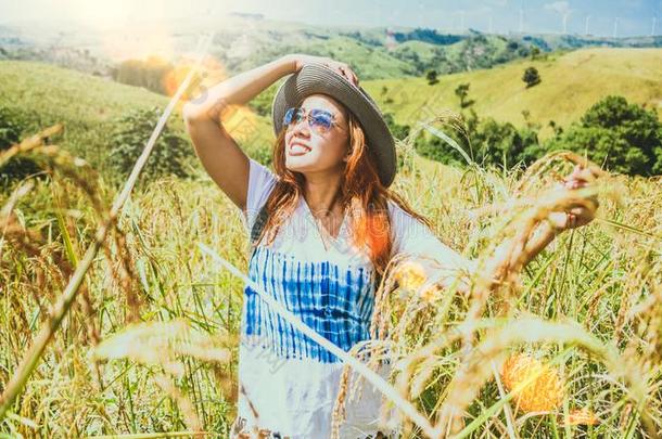 亚洲人女人旅行轻松采用指已提到的人假日.台自然的触摸亩