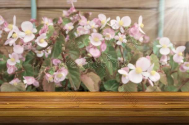 顶书桌和花变模糊背景,木制的表