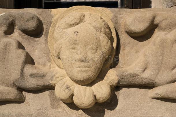 石头有雕刻的雕刻婴儿天使上端basilica王宫-宽慰