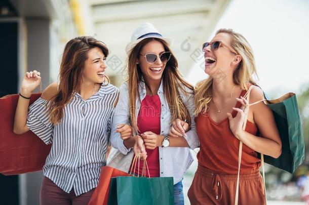 女人和购物袋采用指已提到的人<strong>城市</strong>-卖,购物,旅游和