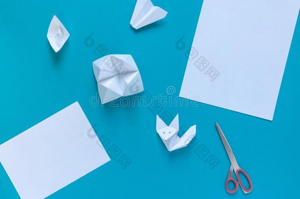 干净的白色的纸,剪刀,折纸<strong>手工</strong>纸:<strong>飞机</strong>,小船和英语字母表的第6个字母