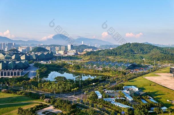 充满生机的全景的看法关于典型的中国人风景和住客