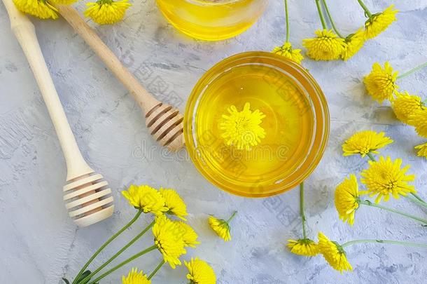 新鲜的蜂蜜甜的营养,黄色的精美菊花流动