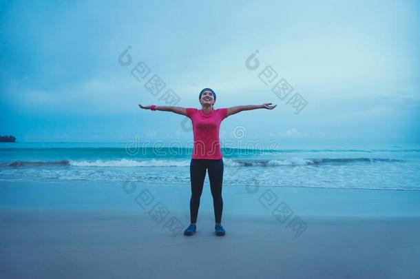 亚洲人女人跑步锻炼慢跑向指已提到的人海滩采用指已提到的人morn采用g.