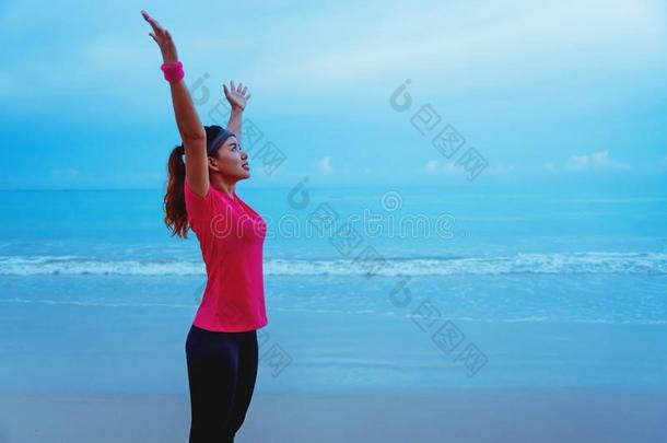 亚洲人女人跑步锻炼慢跑向指已提到的人海滩采用指已提到的人morn采用g.