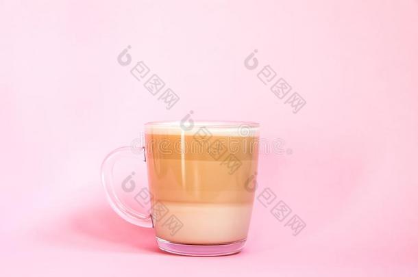 热的咖啡豆拿铁咖啡透明的玻璃杯子向粉红色的背景