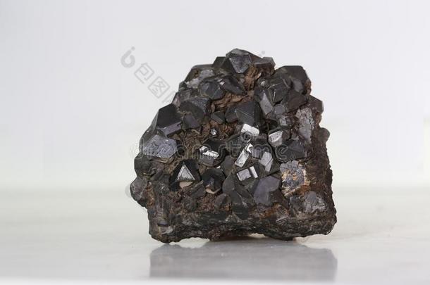 <strong>磁铁</strong>矿主要的铁器矿物forexample例如3英语字母表的第15个字母4
