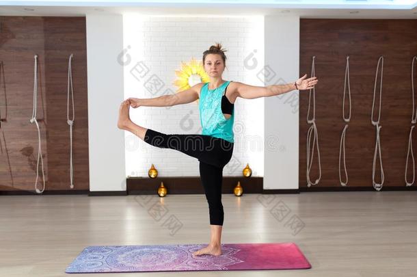 年幼的女人<strong>开业</strong>的瑜伽伸采用<strong>健身</strong>房.适合和健康