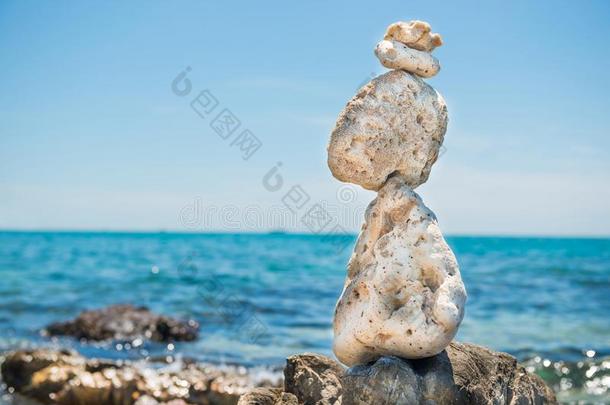 禅石头平衡在海背景