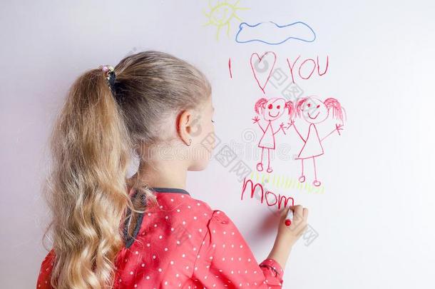 小的女孩绘画家庭和标识向一白色的bo一rd