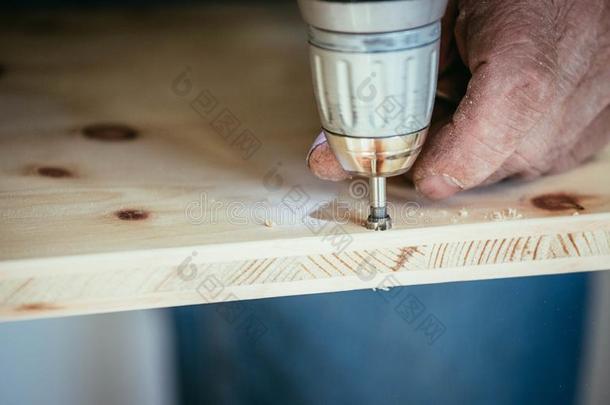 工匠是（be的三单形式演练采用木材和演练mach采用e