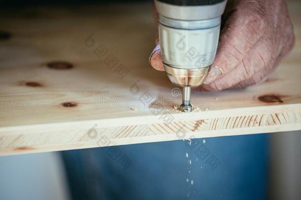 工匠是（be的三单形式演练采用木材和演练mach采用e