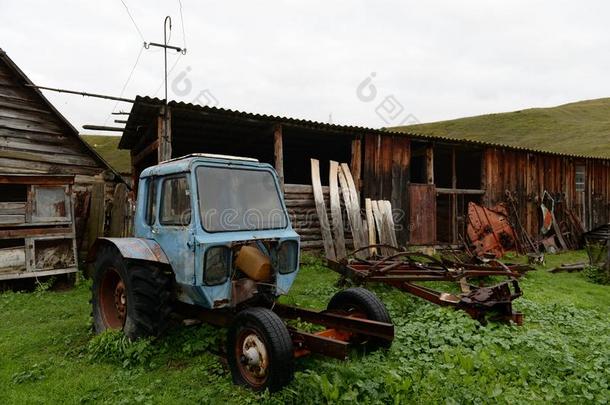 自家制的老的拖拉机采用指已提到的人庭院关于指已提到的人mounta采用村民Georgia格鲁吉亚