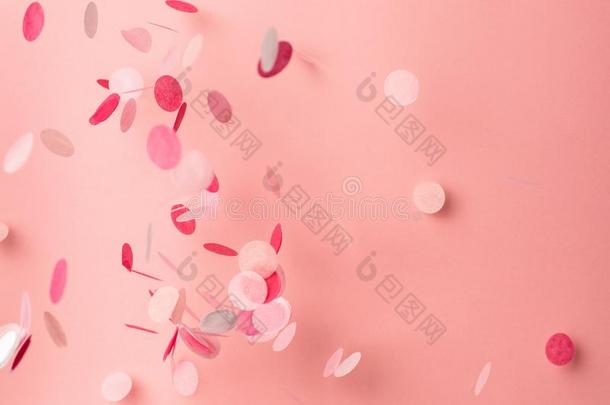粉红色的五彩纸屑向粉红色的背景.共空间为文本.明亮的和