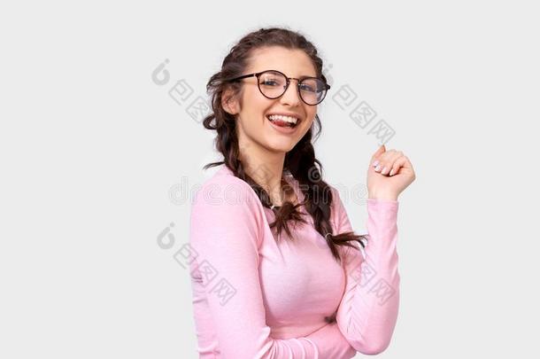 积极的漂亮的年幼的女人微笑的宽广地,穿着粉红色的偶然的blower<strong>鼓风机</strong>
