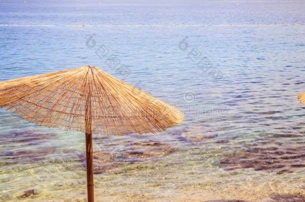 享有指已提到的人假日:<strong>遮阳伞</strong>和清楚的水,海滩,克罗地亚