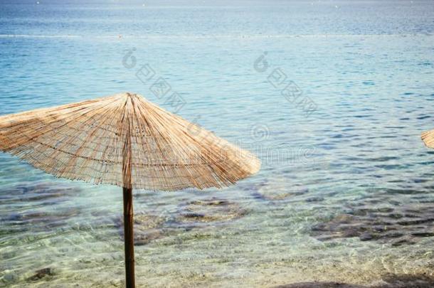 享有指已提到的人假日:遮阳伞和清楚的水,海滩,克罗地亚