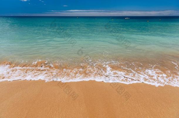 蓝色洋波浪向沙的海滩.软的波浪关于蓝色洋向沙的