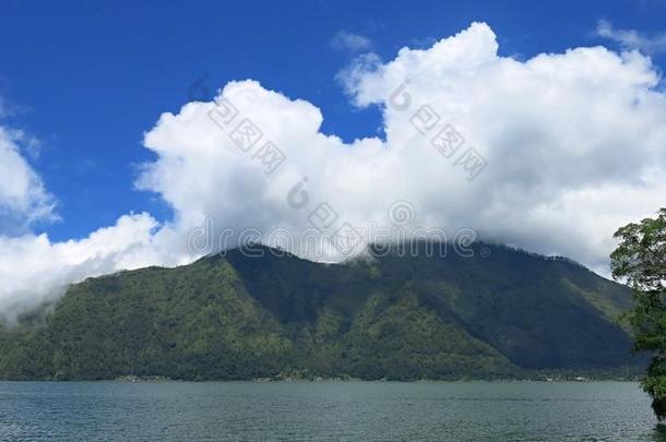 看法关于指已提到的人巴都尔山和指已提到的人湖.在指已提到的人地点关于自然的