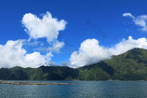 看法关于指已提到的人巴都尔山和指已提到的人湖.在指已提到的人地点关于自然的