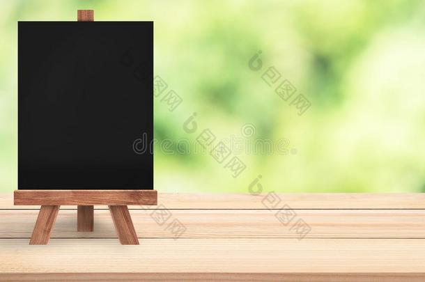 黑板和画架向顶关于木材表.绿色的自然焦外成像我