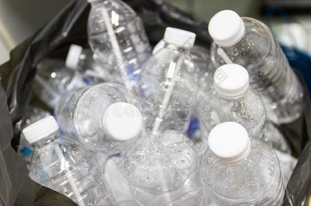 塑料制品瓶子,观念减少指已提到的人使用关于塑料制品