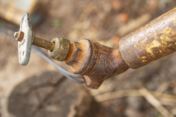 老的生锈的水管装置水龙头管子