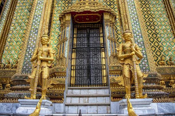 <strong>宏大</strong>的宫佛教的庙采用扇形棕榈细纤维,泰国.