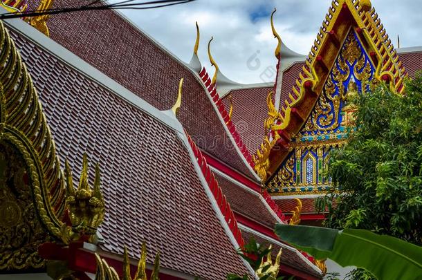 泰国或高棉的佛教寺或僧院包裹佛教的庙采用扇形棕榈细纤维,泰国.