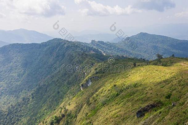 绿色的风景山和草地天和云在山希腊字母的第22字全音阶的长音阶第四音