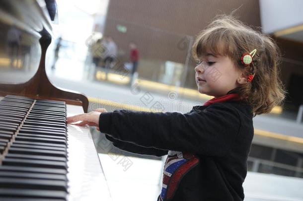 小的女孩所有乐趣演奏指已提到的人钢琴