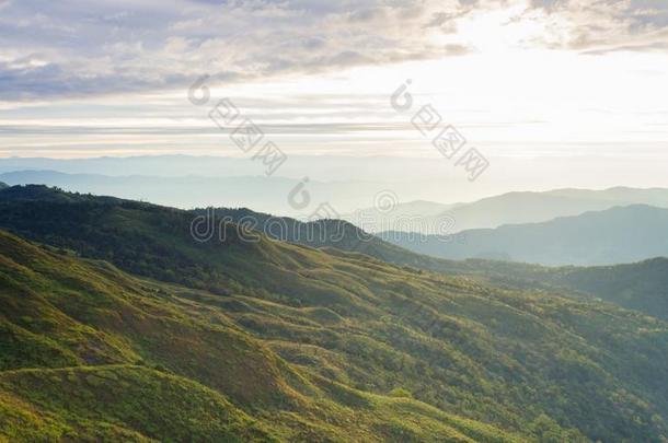 波浪小山和日出云天在山朗卡N在ional公园菲伊