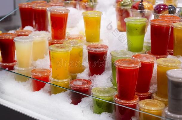 玻璃柜台和不同的类型关于富有色彩的寒冷的果汁和冰沙