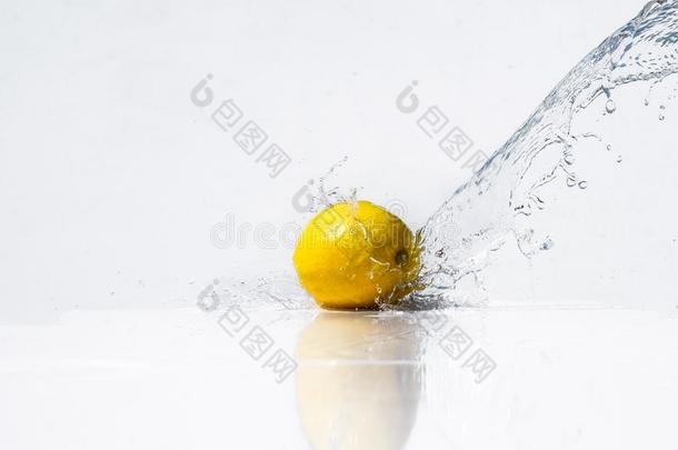 黄色的柠檬水溅起向白色的背景