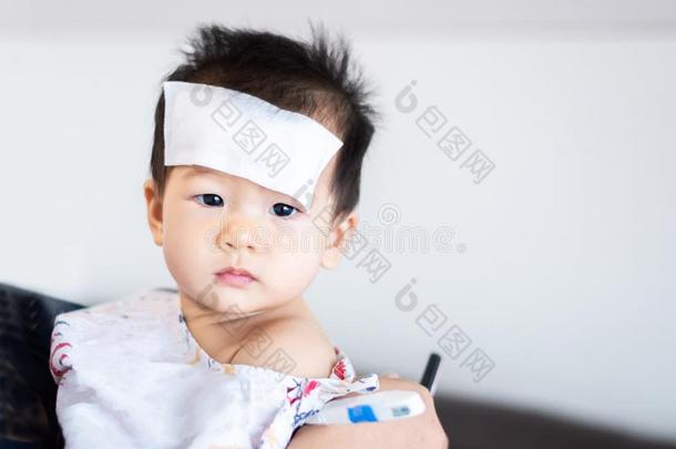 亚洲人小的婴儿恶心的和冷静的发热凝胶给装衬垫向额