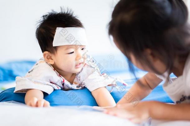 不幸的亚洲人小的婴儿恶心的和冷静的发热凝胶给装衬垫向鳟鱼