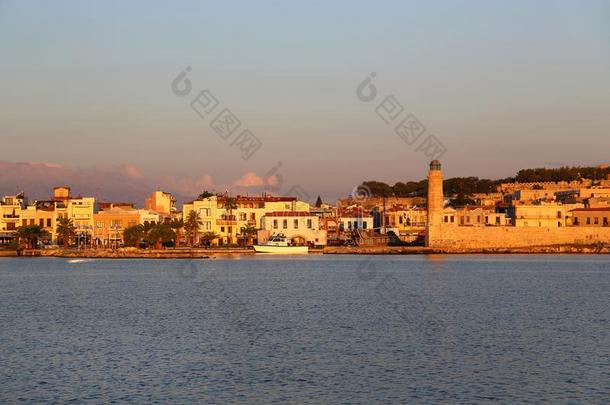 海港采用雷西姆诺在日出,克利特岛岛,希腊