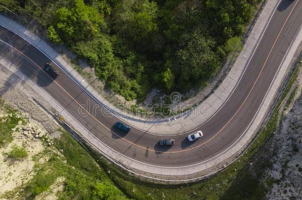 直接地在上面看法:关于cablerelaystati向s电缆继电器站操纵向之字形n.急转弯曲的山