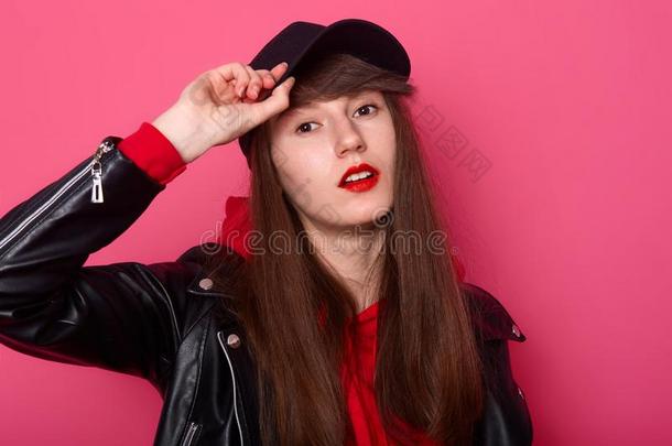 室内的射手关于幸福的高加索人年幼的十几岁的青少年女孩采用红色的连帽衫