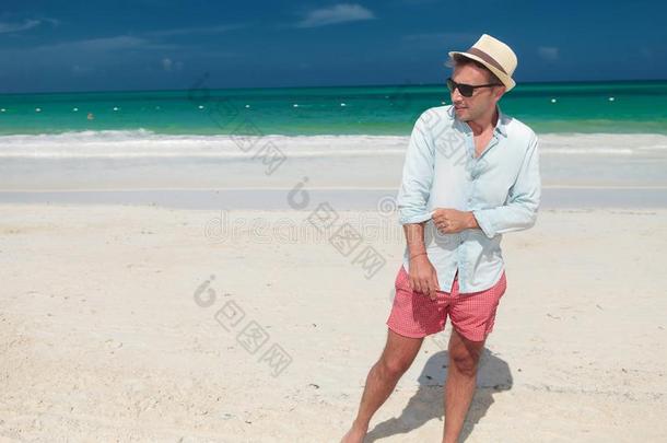 偶然的男人步态向指已提到的人指已提到的人海滩和拉套筒